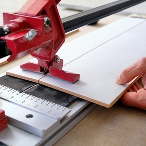 Проста порізка плитки ручним плиткорізом