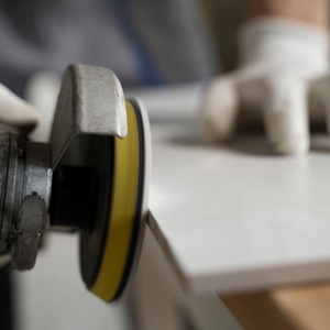 Шліфування торця плитки після запилу під 45 градусів