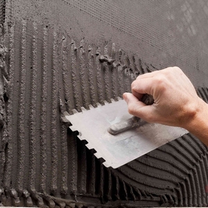 Укладання плитки гребінкою – нанесення клею шпателем з зубцями