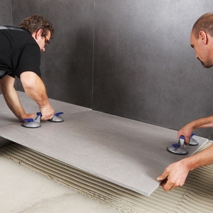 Професійне укладання керамічної плитки на стіну у ванній кімнаті