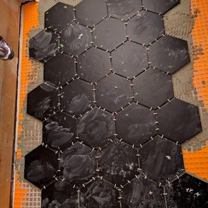 Укладання шестикутної плитки гексагон на підлогу ванної