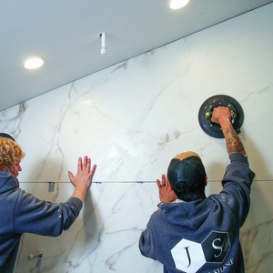 Укладання великоформатної плитки вакуумними присосками